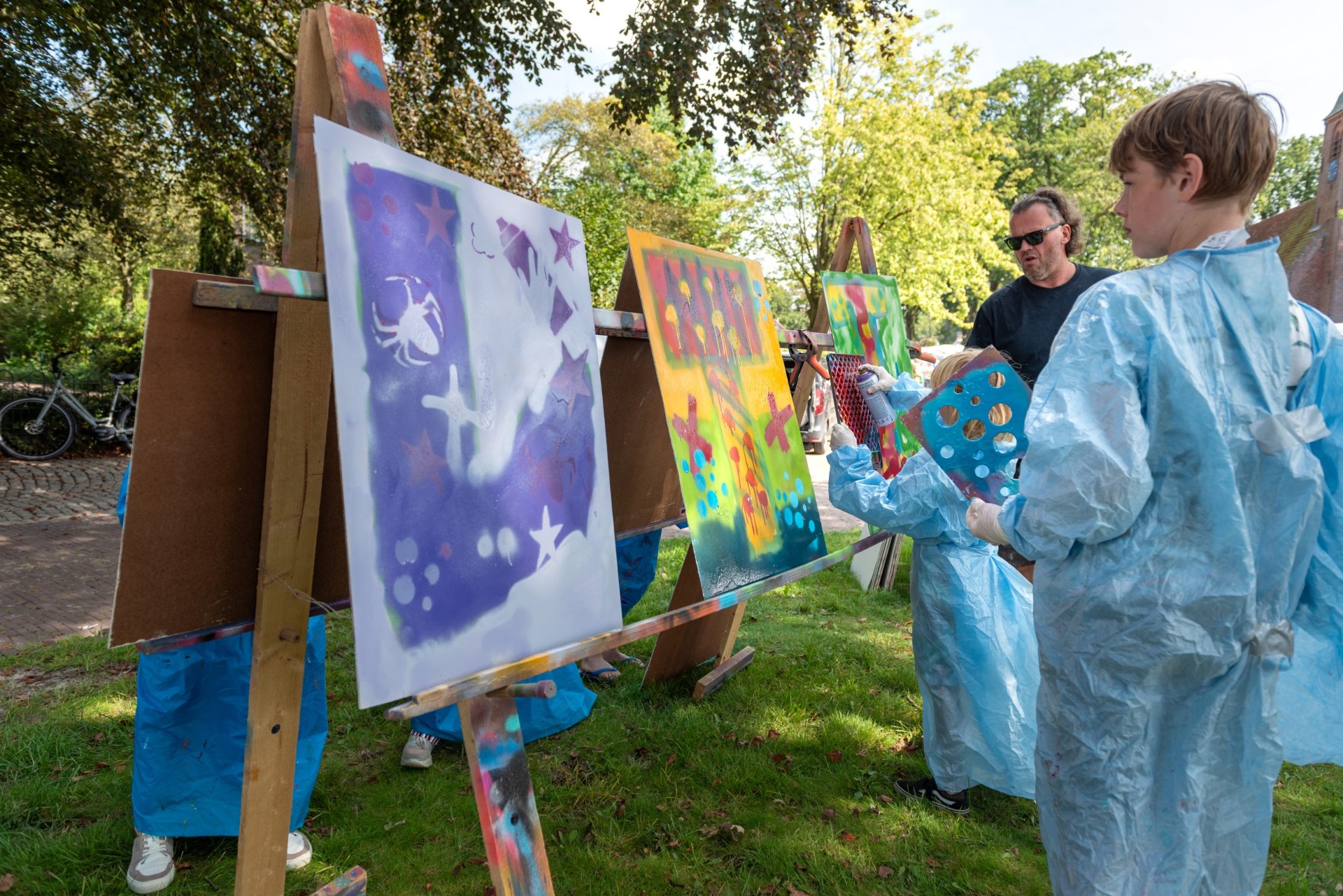 Kinderen schilderen op ezels tijdens Wat 'n Kunst